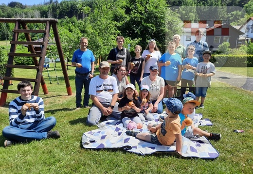 Eltern und Kinder arbeiten auf dem Spielplatz Mai 2023